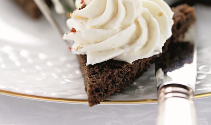 Мягкий сыр с тыквенными семечками на черном хлебе