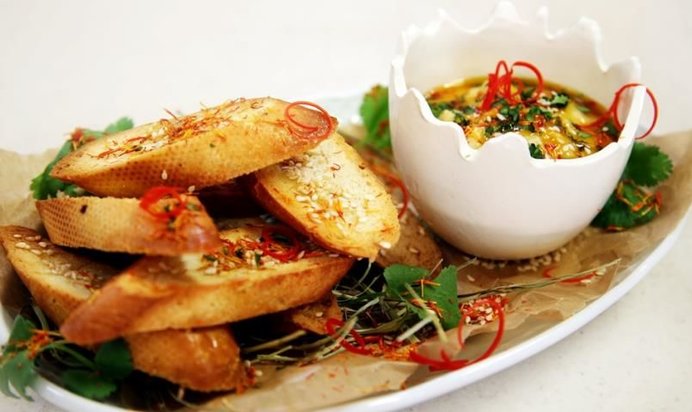 Хумус из чечевицы с гренками и мандариновым соусом