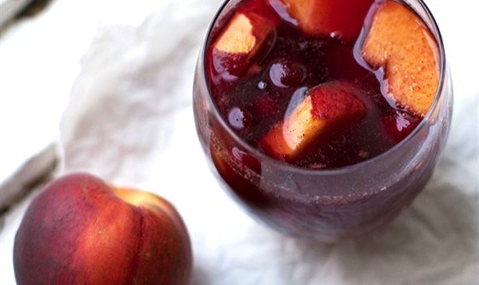 Вино красное с фруктами