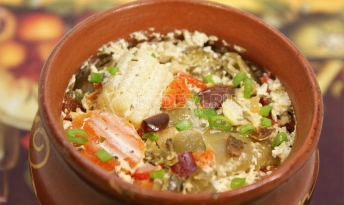 Тушеные овощи в горшочке с фаршем и сметаной