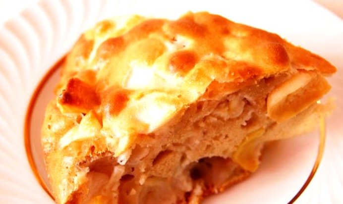 Шарлотка с яблоками на сковороде