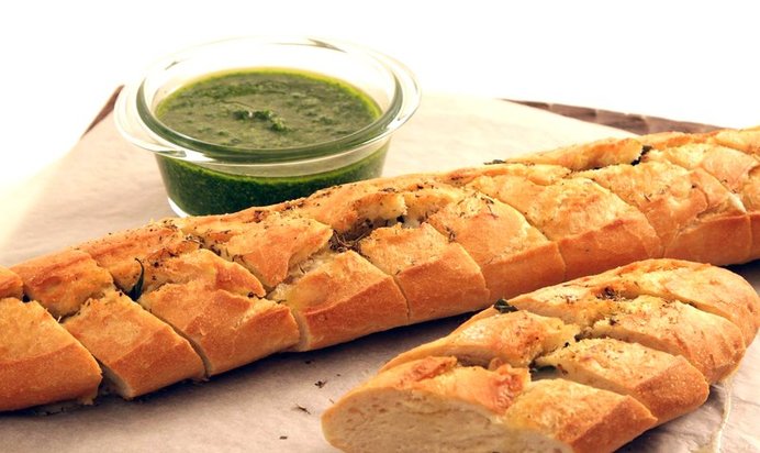 Багет с моцареллой и песто