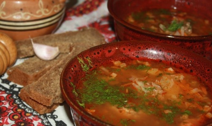 Щи со свежей капустой, индейкой и острыми колбасками