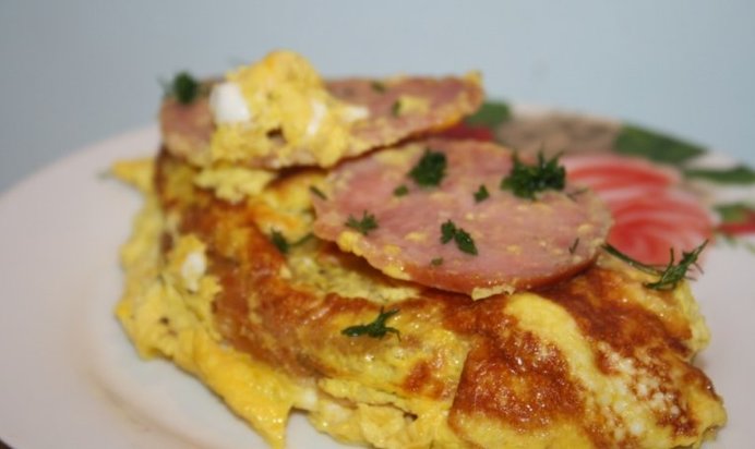 Королевский омлет на гренке с колбасой сальчичон (в мультиварке)