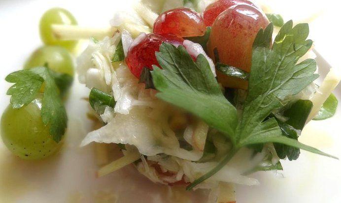 Капустный салат с виноградом