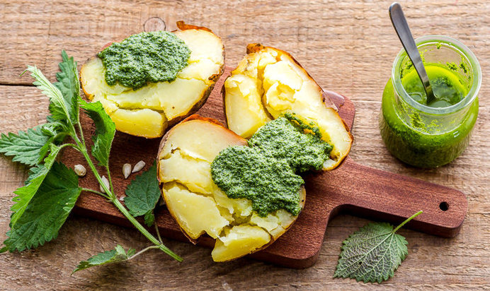 Печеный картофель с песто из крапивы