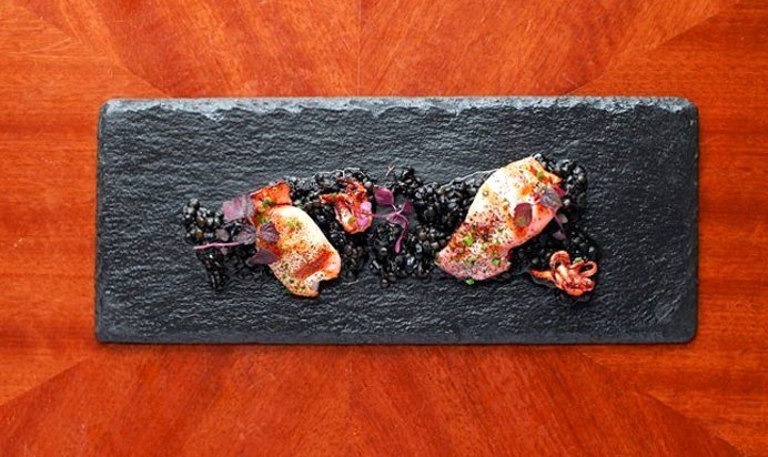 Кальмары с чечевичным ризотто и пудрой из лука-порея