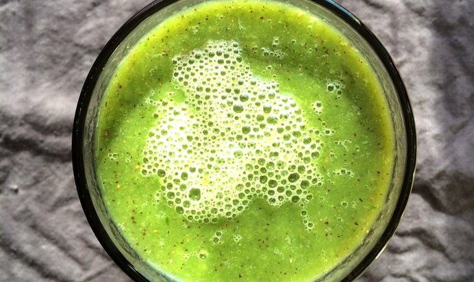 Зеленый смузи со шпинатом и киви