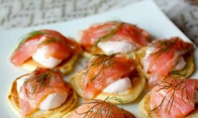 Мини-блинчики с лососем и острым кремом