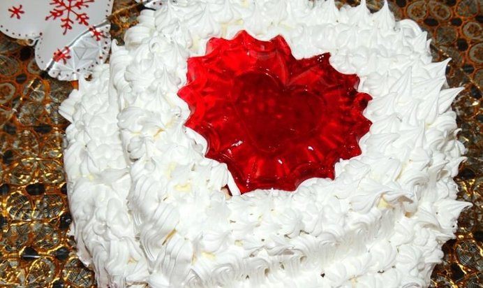 Торт бисквитный с вишней, желе и 2 видами крема