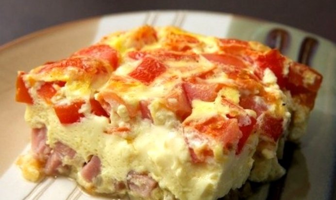 Омлет с луком и помидорами