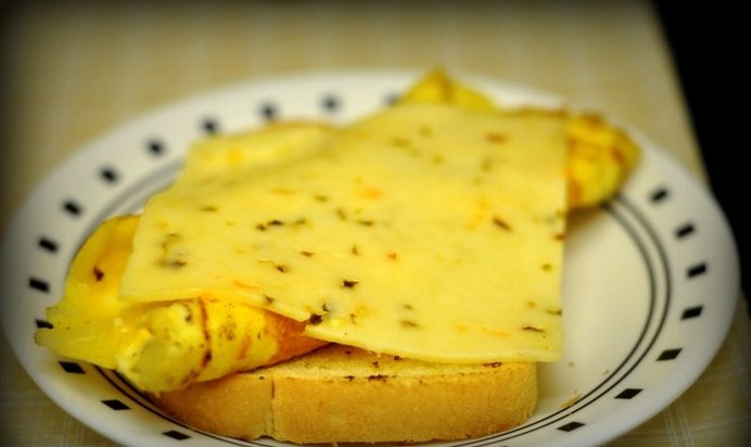 Омлет с хлебом и сыром