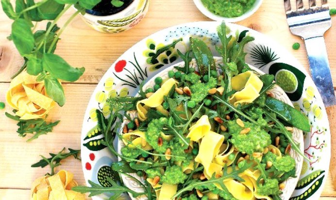 Паста с песто, кедровыми орешками и рукколой