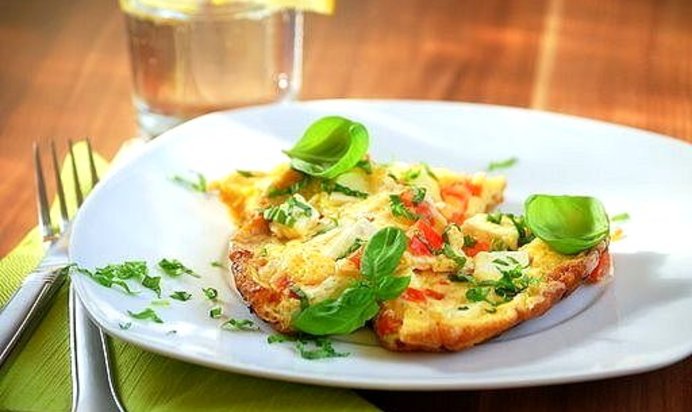 Омлет с беконом, пармезаном и зеленью