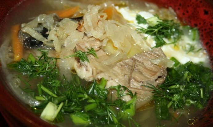 Суточные щи со свининой и сушеными грибами на квашеной капусте