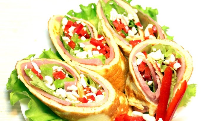 Рулет из омлета с зерненым творогом