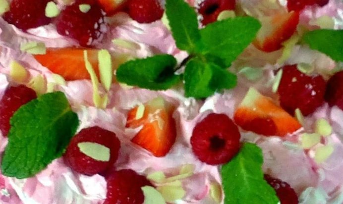 Розовый торт - холодный Чизкейк с ягодами