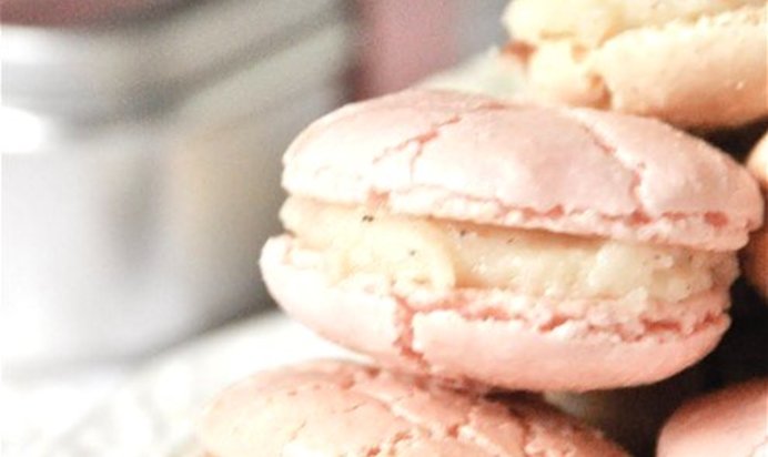 Клубничные пирожные макароны