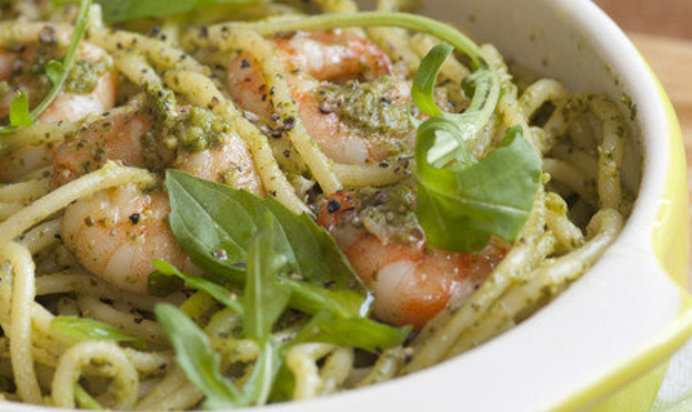 Спагетти с соусом песто и королевскими креветками