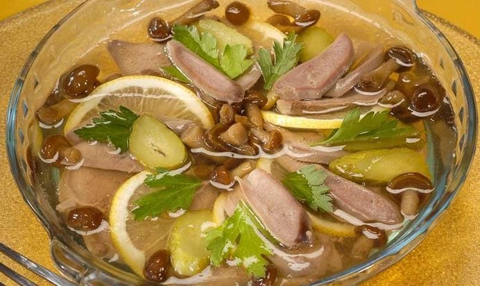 Заливное из свиного языка с опятами