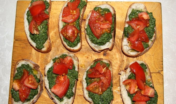 Брускетта с песто и помидорами