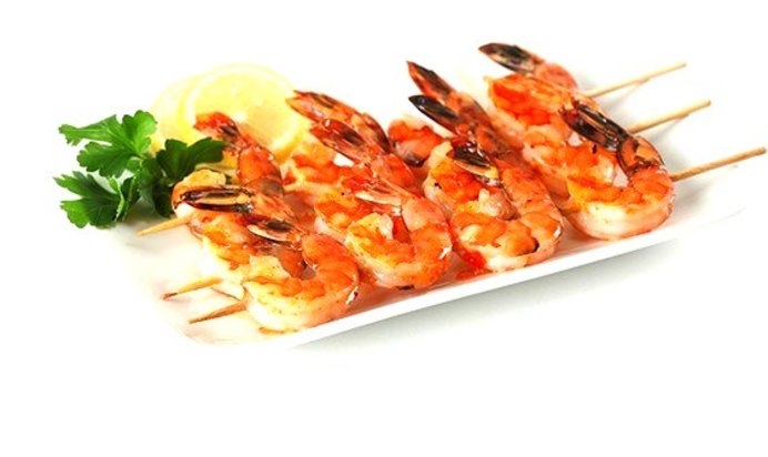 Шашлыки из креветок, лимонов и лаврового листа