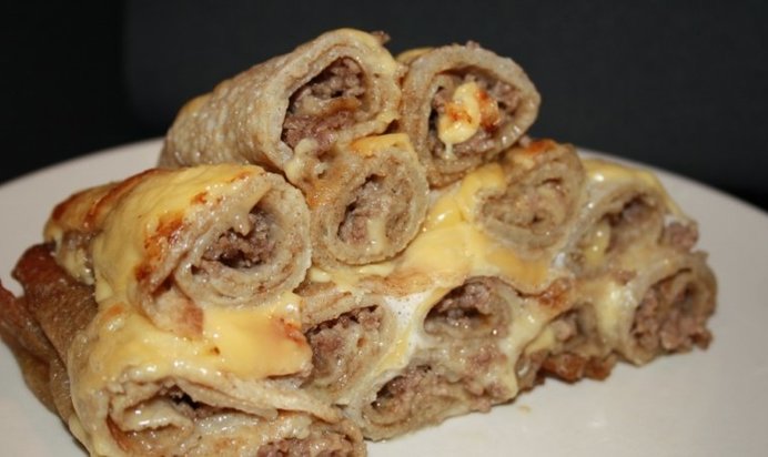 Блины с мясом и сыром