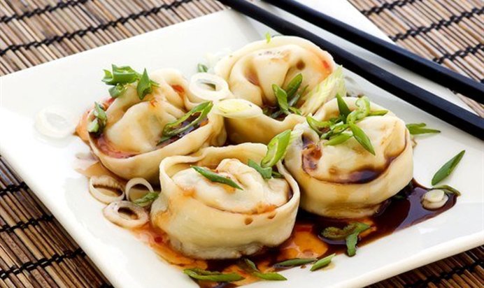 Японские пельмени с креветками, каштанами и шпинатом