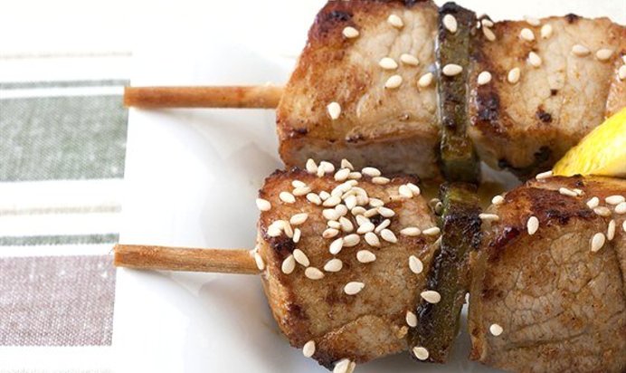 Куриные шашлыки с кунжутом, соевым соусом и лаймом