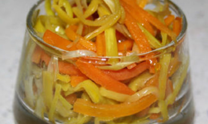Горячая закуска из моркови и лука-порея