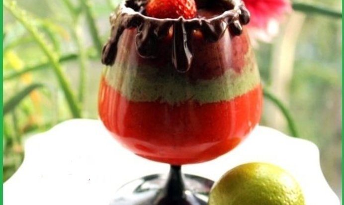 Смузи яркая клубничка