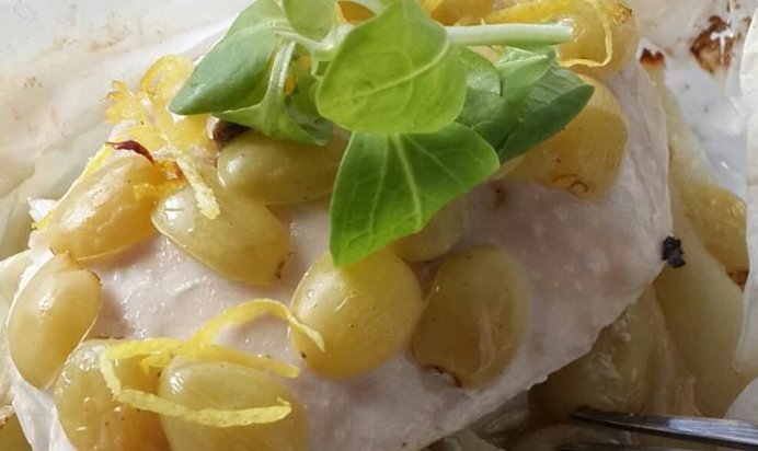 Куриная грудка, запеченная с фенхелем и виноградом в пергаменте