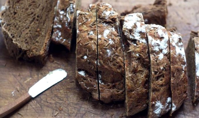 Черный хлеб с морковью и тмином