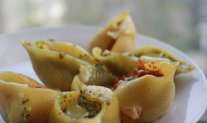 Ракушки с песто из фундука и соусом болоньез