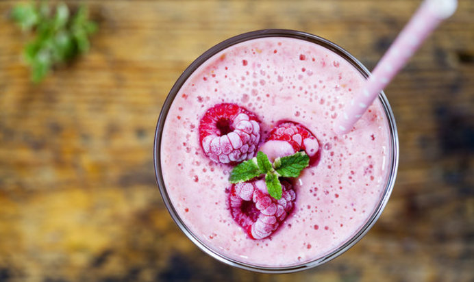Малиновый смузи на кокосовом молоке