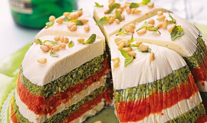 Торт из вяленых томатов и песто