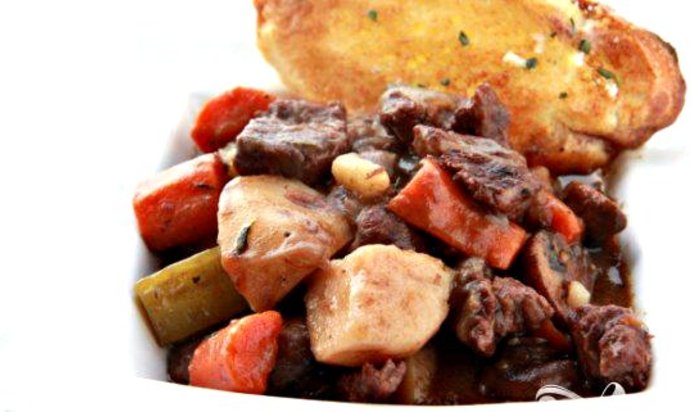 Говядина с вином и овощами