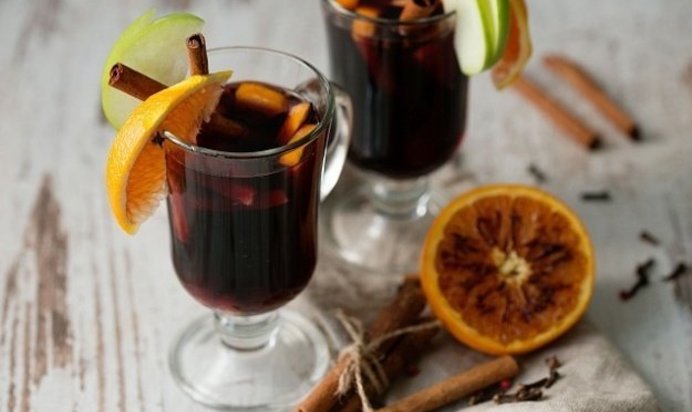 Глинтвейн с порто, лимонной цедрой и мускатным орехом