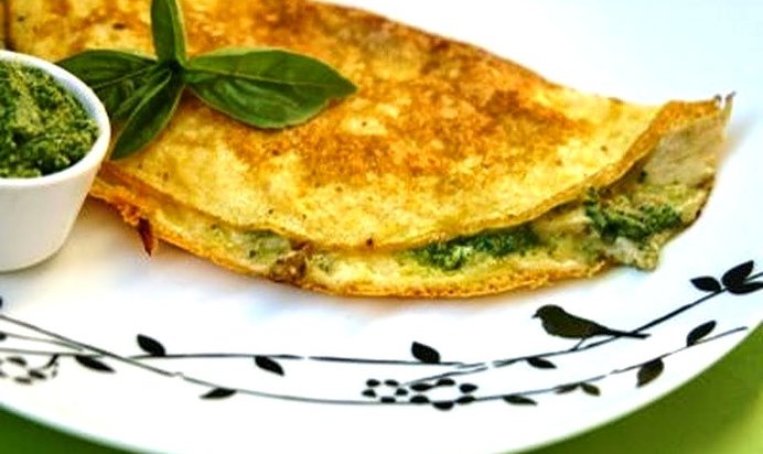 Омлет с творожным сыром и яблоком