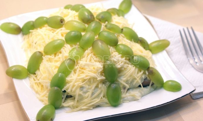 Салат с виноградом и курицей