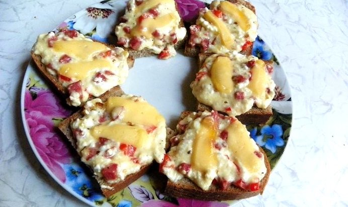 Гренки с творогом колбасой и болгарским перцем