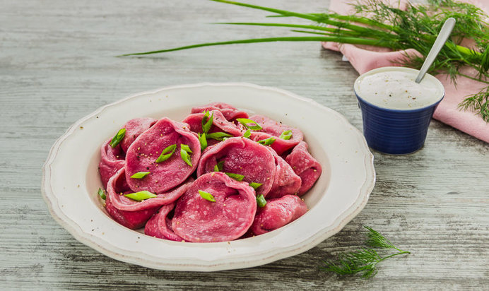 Розовые пельмени с творогом и зеленью