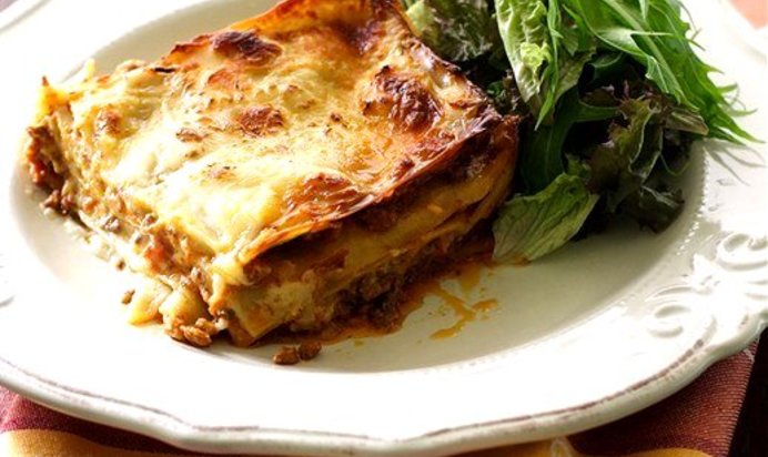 Лазанья с соусом бешамель, марсалой, пармезаном и луком-шалот