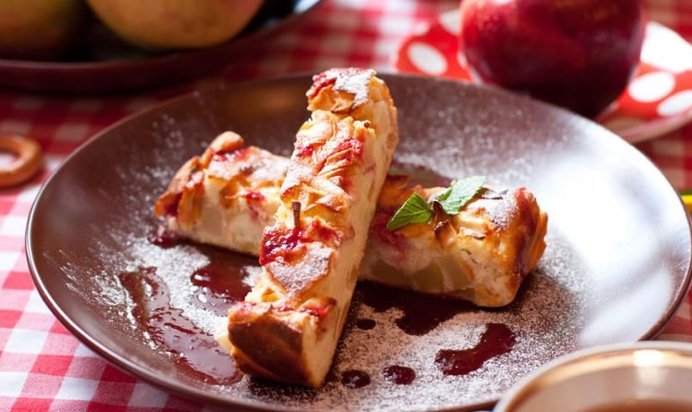 Творожная запеканка с яблоком и грушей