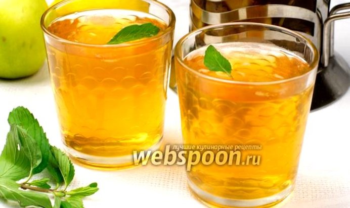 Холодный чай с мятой и яблоком