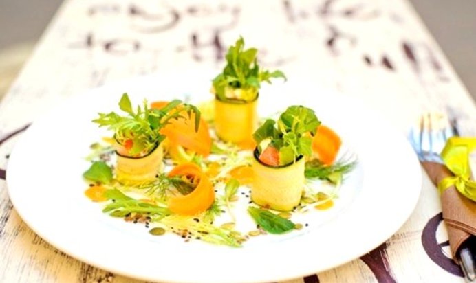 Овощные роллы из цукини с лососем и нежным сливочным сыром