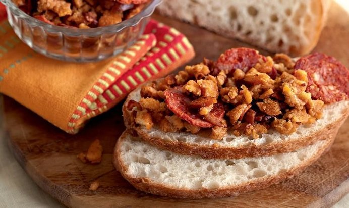 Мигас, жареный хлеб с беконом