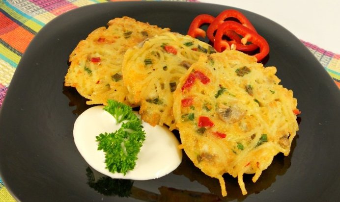 Оладьи из спагетти с грибами, зеленью и сыром