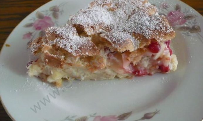 Шарлотка с яблоками на кефире в духовке