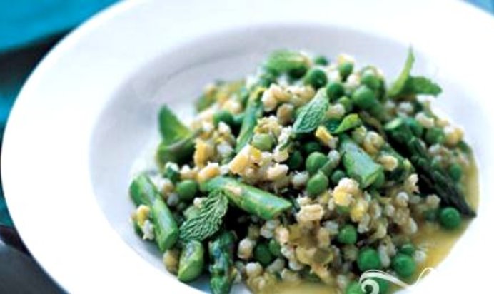 Ризотто с ячменем, спаржей и горошком